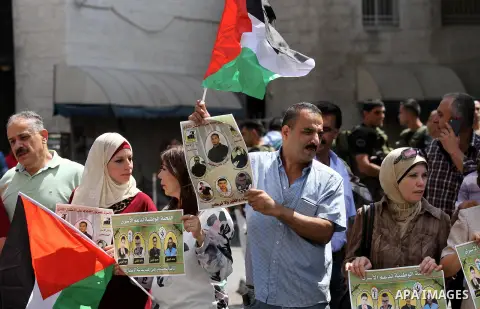 Palestinians take part in a protest demanding for the release of Palestinian prisoners held in Israeli jails, in the West Bank city of Nablus, on September 1, 2016. Photo by Nedal Eshtayah