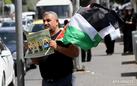 Palestinians take part in a protest demanding for the release of Palestinian prisoners held in Israeli jails, in the West Bank city of Nablus, on September 1, 2016. Photo by Nedal Eshtayah