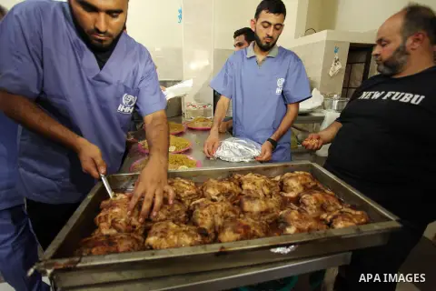 Palestinians prepare meals to be distributed for free for poor families at the kitchen martyrs of the Freedom Flotilla (Mavi Marmara), in Gaza city, on Sept. 01, 2016. Photo by Ashraf Amra