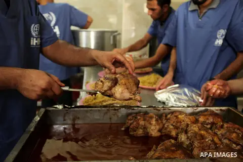 Palestinians prepare meals to be distributed for free for poor families at the kitchen martyrs of the Freedom Flotilla (Mavi Marmara), in Gaza city, on Sept. 01, 2016. Photo by Ashraf Amra