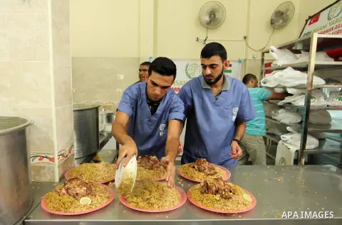 Palestinians prepare meals to be distributed for free for poor families at the kitchen martyrs of the Freedom Flotilla (Mavi Marmara), in Gaza city, on Sept. 01, 2016. Photo by Ashraf Amra