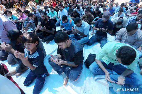 Palestinian supporters of the Islamic Jihad Movement attend Friday prayers to show solidarity with Palestinian prisoners in Israeli Jails, in front of Red cross office in Gaza city, on Sep. 02, 2016. Photo by Mohammed As...