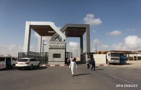 Palestinians wait for travel permits to cross into Egypt through the Rafah border crossing after it was opened by Egyptian authorities, in the southern Gaza Strip September 3, 2016. Photo by Ashraf Amra