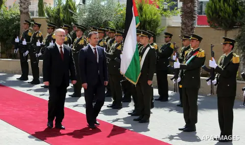 Palestinian Prime Minister, Rami Hamdallah, meets with Prime Minister of Luxembourg Xavier Betel, in the West Bank city of Ramallah, on Sep. 13, 2016. Photo by Prime Minister Office