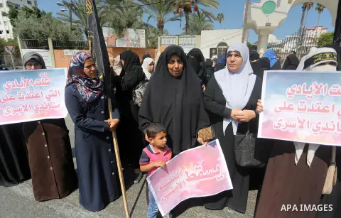Palestinian supporters of the Islamic Jihad Movement hold banners against the security coordination in front of the Legislative Council, in Gaza city, on September 17, 2016. Photo by Mohammed Asad