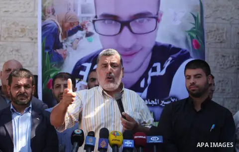 Palestinian supporters of Islamic Jihad speaks during a protest to show solidarity with Palestinian prisoners on hunger strike in Israeli Jails, in Gaza City, on Sept. 18, 2016. Photo by Ashraf Amra