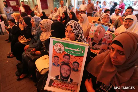 Palestinians take part in a protest demanding release the Palestinian prisoners in Israeli jails, in front of Red cross office in Gaza city, on Sept. 19, 2016. Photo by Ashraf Amra