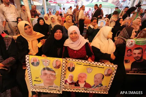 Palestinians take part in a protest demanding release the Palestinian prisoners in Israeli jails, in front of Red cross office in Gaza city, on Sept. 19, 2016. Photo by Ashraf Amra