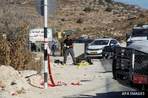 Israeli security forces stand at the scene where a Palestinian attempted to stab an Israeli soldier at the entrance to the West Bank village of Bani Na'im, near Hebron September 20, 2016. Photo by Wisam Hashlamoun