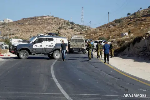Israeli security forces stand at the scene where a Palestinian attempted to stab an Israeli soldier at the entrance to the West Bank village of Bani Na'im, near Hebron September 20, 2016. Photo by Wisam Hashlamoun