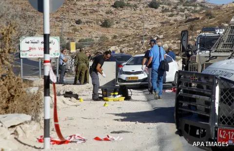 Israeli security forces stand at the scene where a Palestinian attempted to stab an Israeli soldier at the entrance to the West Bank village of Bani Na'im, near Hebron September 20, 2016. Photo by Wisam Hashlamoun