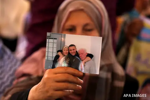 Palestinians take part during a protest to show solidarity with Palestinian prisoners on hunger strike in Israeli Jails, in front of Red cross office in Gaza city, on Sept. 26, 2016. Photo by Ashraf Amra