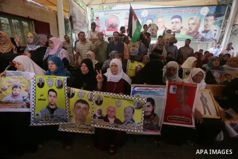 Palestinians take part during a protest to show solidarity with Palestinian prisoners on hunger strike in Israeli Jails, in front of Red cross office in Gaza city, on Sept. 26, 2016. Photo by Ashraf Amra