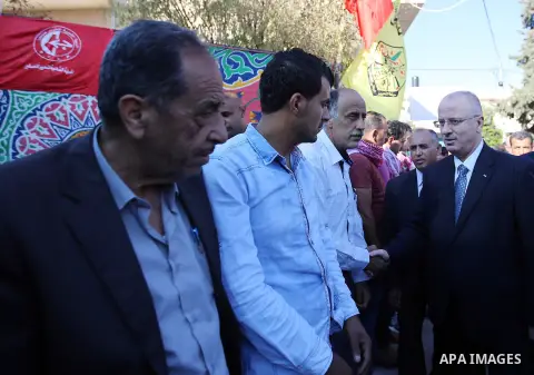 Palestinian Prime Minister Rami Hamdallah visits the mourning tent of Yassir Hamduni who died in Israeli custody following a fatal stroke, in the West Bank city of Jenin on Sep. 29, 2016. Photo by Prime Minister Office