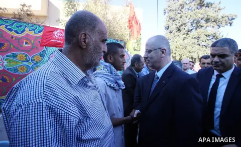 Palestinian Prime Minister Rami Hamdallah visits the mourning tent of Yassir Hamduni who died in Israeli custody following a fatal stroke, in the West Bank city of Jenin on Sep. 29, 2016. Photo by Prime Minister Office