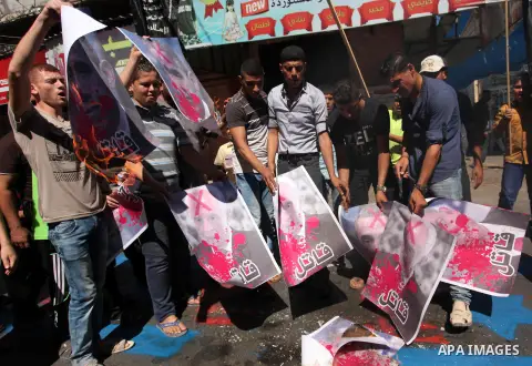 Palestinians burn crossed posters of former Israeli President Shimon Peres, U.S. President Barack Obama and Israeli Prime Minister Benjamin Netanyahu during a rally following Friday prayers in Gaza City September 30, 201...