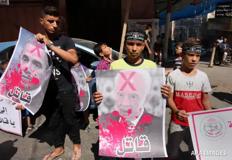 Palestinians hold crossed posters of former Israeli President Shimon Peres, U.S. President Barack Obama and Israeli Prime Minister Benjamin Netanyahu before burning them during a rally following Friday prayers in Gaza Ci...