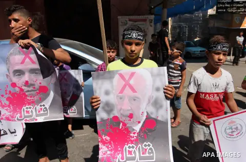 Palestinians hold crossed posters of former Israeli President Shimon Peres, U.S. President Barack Obama and Israeli Prime Minister Benjamin Netanyahu before burning them during a rally following Friday prayers in Gaza Ci...
