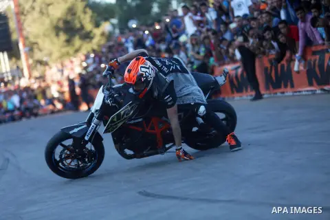 Stunt rider Rok Bagoros demonstrates his skills during a show in the West Bank city of Ramallah September 30, 2016. Photo by Shadi Hatem