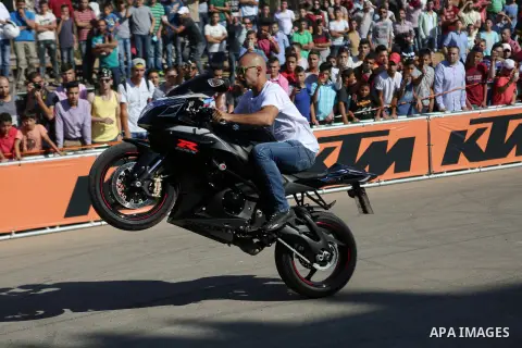 Stunt rider Rok Bagoros demonstrates his skills during a show in the West Bank city of Ramallah September 30, 2016. Photo by Shadi Hatem