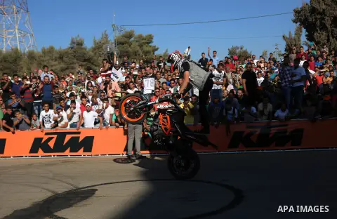 Stunt rider Rok Bagoros demonstrates his skills during a show in the West Bank city of Ramallah September 30, 2016. Photo by Shadi Hatem