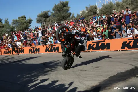 Stunt rider Rok Bagoros demonstrates his skills during a show in the West Bank city of Ramallah September 30, 2016. Photo by Shadi Hatem