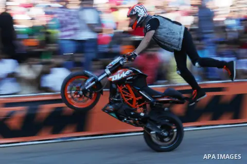 Stunt rider Rok Bagoros demonstrates his skills during a show in the West Bank city of Ramallah September 30, 2016. Photo by Shadi Hatem