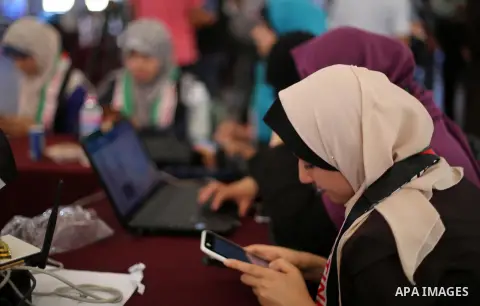 Palestinian youths take part in the Electronic demonstration marking the first anniversary of the so-called Al-Quds uprising or 'third Intifada', in Gaza city, on Out. 01, 2016. Photo by Mohammed Asad