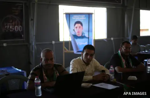 Palestinian youths take part in the Electronic demonstration marking the first anniversary of the so-called Al-Quds uprising or 'third Intifada', in Gaza city, on Out. 01, 2016. Photo by Mohammed Asad