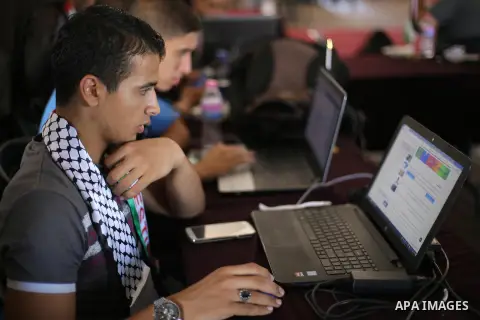 Palestinian youths take part in the Electronic demonstration marking the first anniversary of the so-called Al-Quds uprising or 'third Intifada', in Gaza city, on Out. 01, 2016. Photo by Mohammed Asad