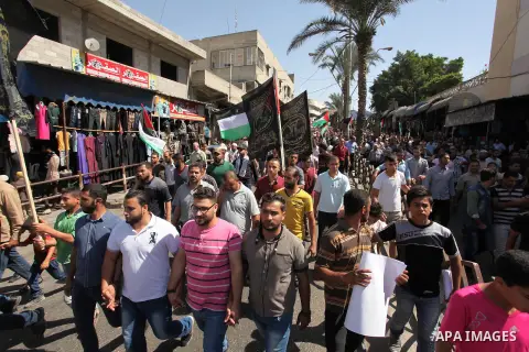 Palestinian supporters of the Islamic Jihad Movement take part in a demonstration marking the first anniversary of the so-called Al-Quds uprising in Gaza city, on October 2, 2016. Photo by Ashraf Amra