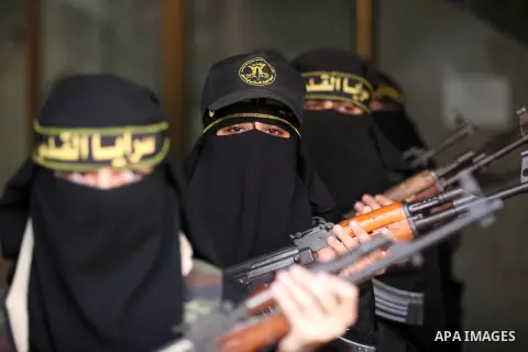 Palestinian women from the Islamic Jihad Movement flash their weapons during a demonstration marking the first anniversary of the so-called Al-Quds uprising in Gaza city, on October 2, 2016. Photo by Ashraf Amra