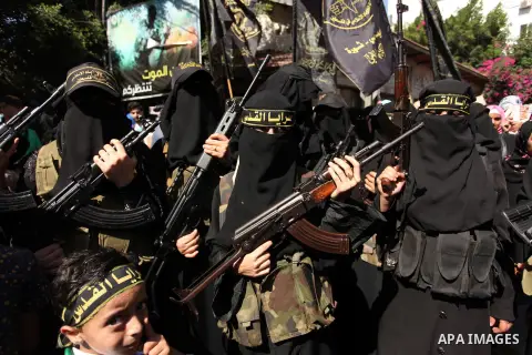 Palestinian women from the Islamic Jihad Movement flash their weapons during a demonstration marking the first anniversary of the so-called Al-Quds uprising in Gaza city, on October 2, 2016. Photo by Ashraf Amra