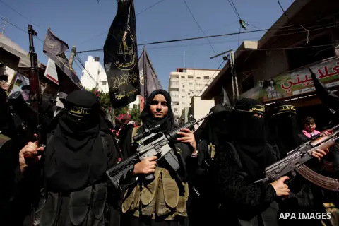 Palestinian women from the Islamic Jihad Movement flash their weapons during a demonstration marking the first anniversary of the so-called Al-Quds uprising in Gaza city, on October 2, 2016. Photo by Ashraf Amra