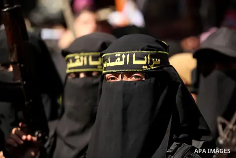 Palestinian women from the Islamic Jihad Movement flash their weapons during a demonstration marking the first anniversary of the so-called Al-Quds uprising in Gaza city, on October 2, 2016. Photo by Ashraf Amra