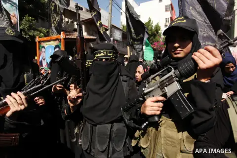 Palestinian women from the Islamic Jihad Movement flash their weapons during a demonstration marking the first anniversary of the so-called Al-Quds uprising in Gaza city, on October 2, 2016. Photo by Ashraf Amra