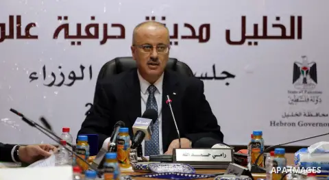 Palestinian Prime Minister, Rami Hamdallah, chairs a meeting of Council of Ministers, in the West bank city of Ramallah, Oct. 04, 2016. Photo by Prime Minister Office