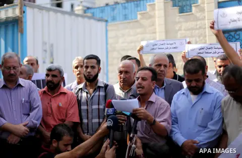 Palestinians take part during a protest to show solidarity with Palestinian prisoners on hunger strike in Israeli Jails, in Gaza City October 5, 2016. Photo by Mohammed Asad