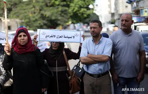 Palestinians take part during a protest to show solidarity with Palestinian prisoners on hunger strike in Israeli Jails, in Gaza City October 5, 2016. Photo by Mohammed Asad
