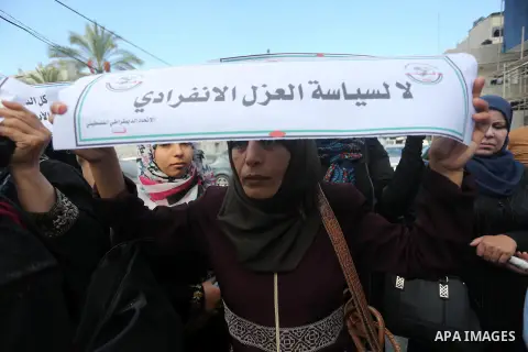 Palestinians take part during a protest to show solidarity with Palestinian prisoners on hunger strike in Israeli Jails, in Gaza City October 5, 2016. Photo by Mohammed Asad