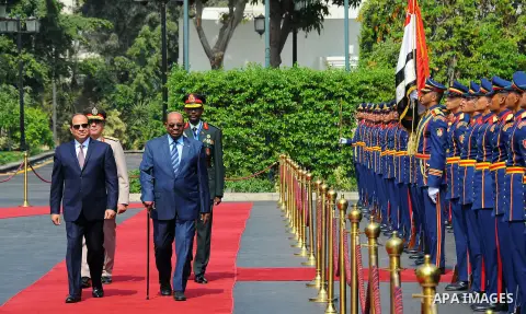Egyptian President Abdel Fattah al-Sisi and Sudanese President Omar al-Bashir inspect the guard of honor, in Cairo, Egypt, on Oct. 05, 2016. Photo by Egyptian President Office