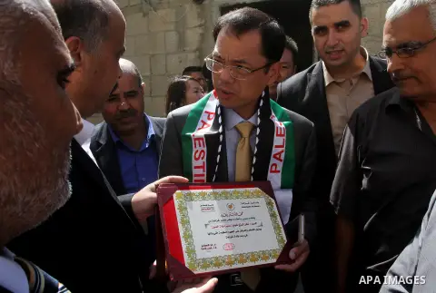 Chinese Ambassador to Palestine, Chen Zhong Xing and former Palestinian chief negotiator and member of the Central Committee of Fatah, Nabil Shaath open the project of Lighting solar homes, in Khan Younis in the southern...