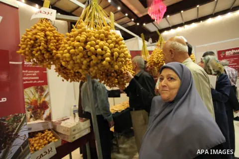 Palestinians attend an exhibition "Palestine Balah Expo", in Gaza city, on Oct. 09, 2016. Photo by Ashraf Amra