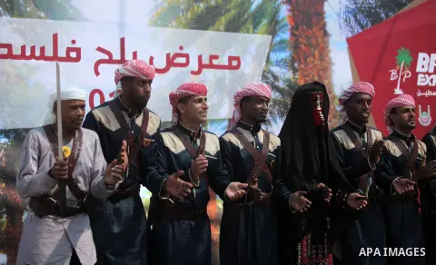 Palestinians attend an exhibition "Palestine Balah Expo", in Gaza city, on Oct. 09, 2016. Photo by Ashraf Amra