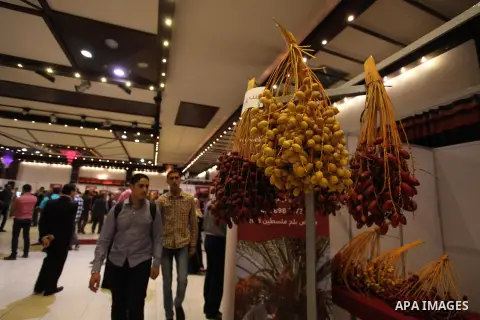 Palestinians attend an exhibition "Palestine Balah Expo", in Gaza city, on Oct. 09, 2016. Photo by Ashraf Amra