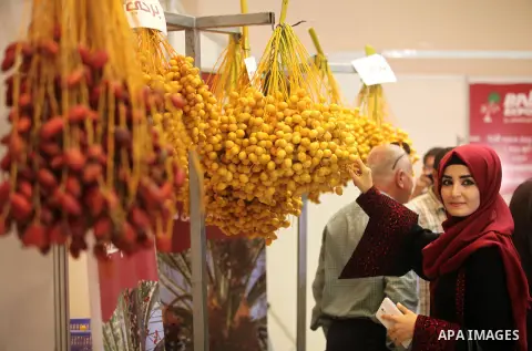 Palestinians attend an exhibition "Palestine Balah Expo", in Gaza city, on Oct. 09, 2016. Photo by Ashraf Amra