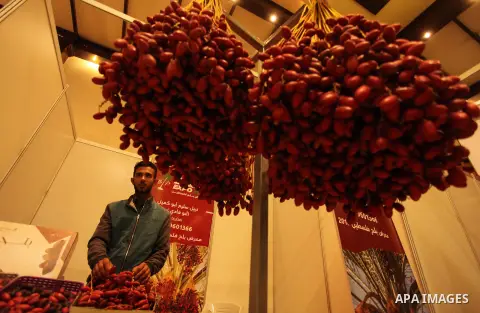 Palestinians attend an exhibition "Palestine Balah Expo", in Gaza city, on Oct. 09, 2016. Photo by Ashraf Amra