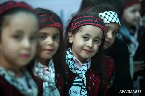 Palestinians attend an exhibition "Palestine Balah Expo", in Gaza city, on Oct. 09, 2016. Photo by Ashraf Amra