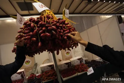 Palestinians attend an exhibition "Palestine Balah Expo", in Gaza city, on Oct. 09, 2016. Photo by Ashraf Amra