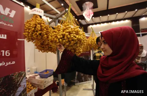 Palestinians attend an exhibition "Palestine Balah Expo", in Gaza city, on Oct. 09, 2016. Photo by Ashraf Amra